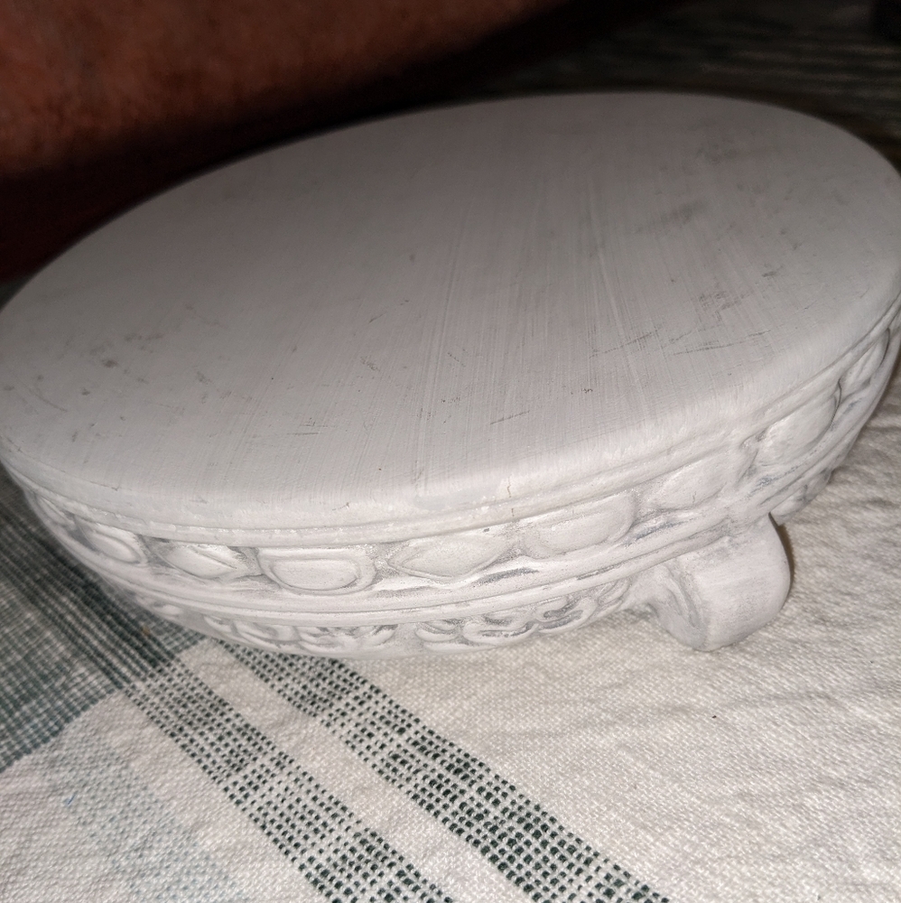 Elegant Round Footed Pedestal Riser Cement-look Moulded Gallery Pillar Neutral
